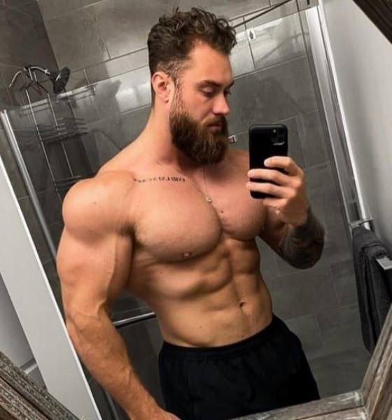 Chris Bumstead Pompadour Haircut photo